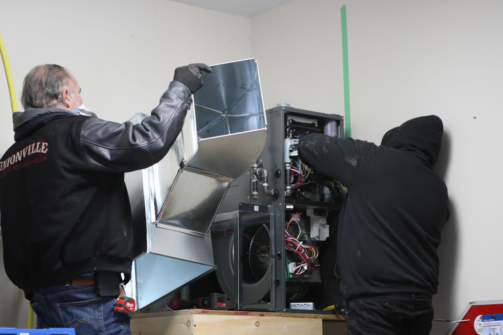 Step 5 : The plenum is lifted onto the furnace.